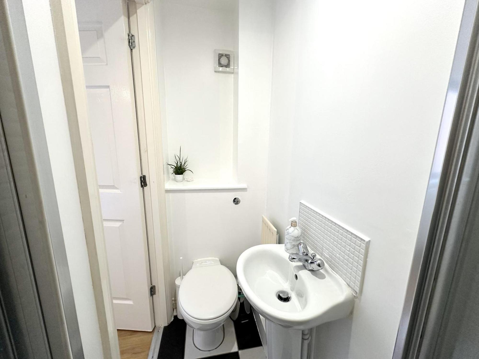 Private Room With En-Suite And Parking In Shared Flat Глазгоу Екстериор снимка