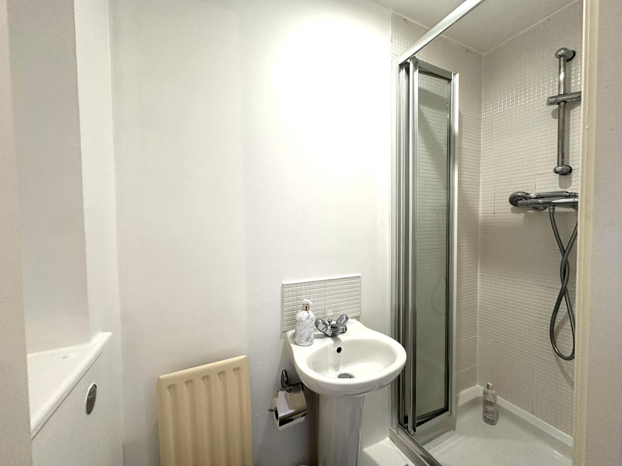 Private Room With En-Suite And Parking In Shared Flat Глазгоу Екстериор снимка